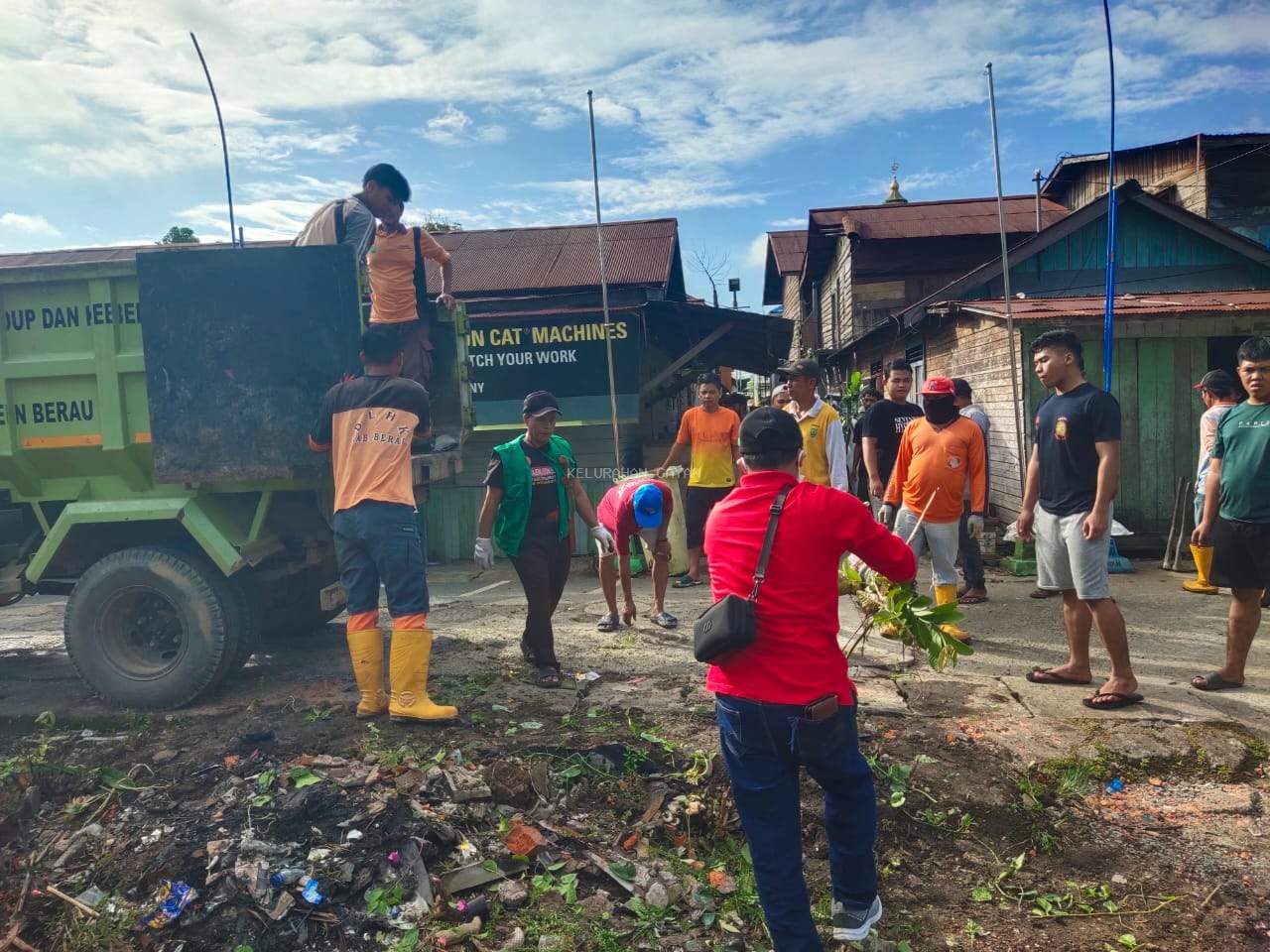 KEGIATAN GOTONG ROYONG WARGA RT.8, RT.9, DAN RT.10 BERKOLABORASI DENGAN TIM KEBERSIHAN DLHK