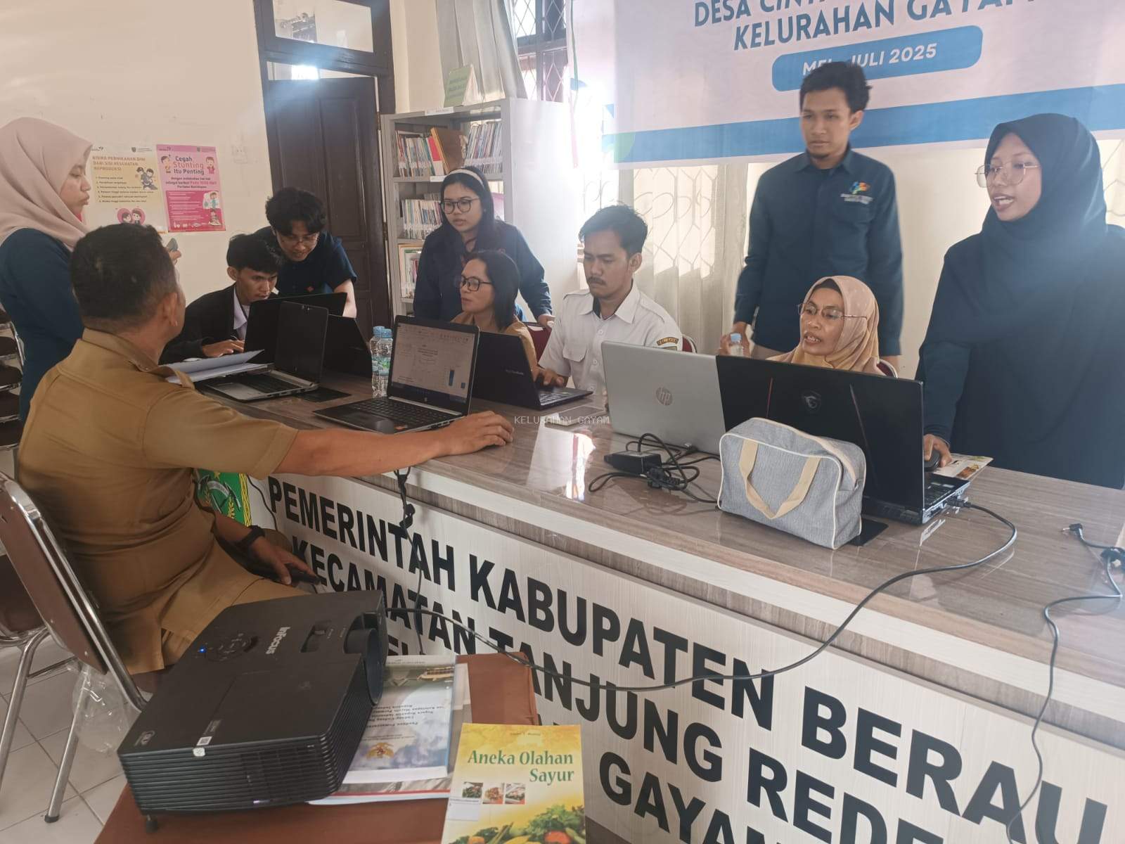 PEMBINAAN DESA CANTIK BAGI PEGAWAI KELURAHAN GAYAM PRAKTIK PEMBUATAN TABEL DAN GRAFIK DATA