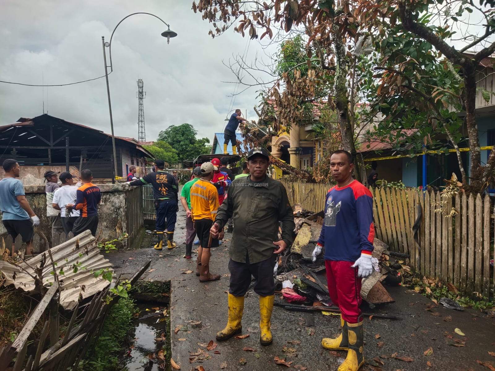 KEBERSAMAAN DAN KEPEDULIAN WARGA RT.10 MEMBERSIHKAN RUMAH KORBAN KEBAKARAN