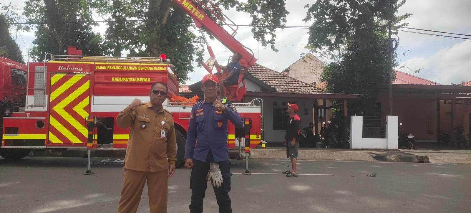 Pemangkasan Pohon di Jalan Murjani I RT 02 Kelurahan Gayam